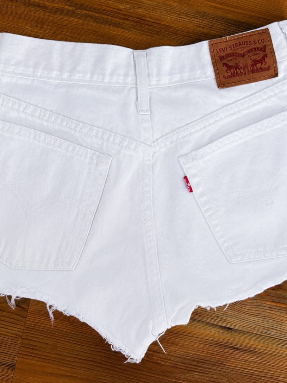 Levi’s White Button Fly Denim Shorts Women’s 27 Raw Hem Rolled Cuffed Jean Short